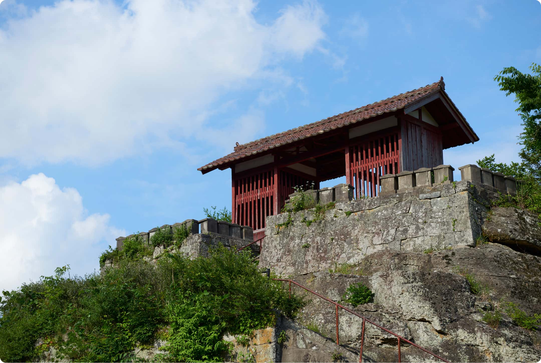 岩盤の丘の上で町を見守る観世音寺